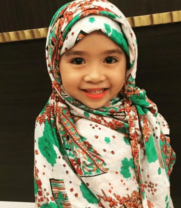 Hijab anak dengan pola hewan-hewan imut